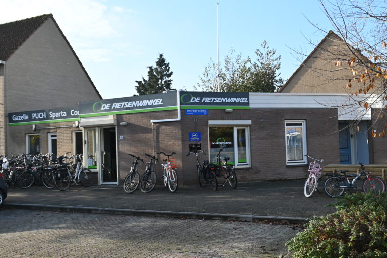 De fietsenwinkel in Almere kruidenwijk op de hoek van de Wollengrasweg en Gipskruidweg