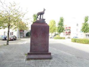 Het beeld zonder titel op de Basilicumweg in Almere, het beeld is rood en lijkt op een hert.