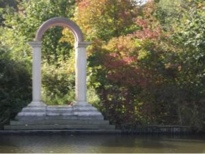 Op het eilandje in het Beatrixpark staat een klassiek gebouwtje. Het lijkt een ruïne of de poort van een oud huis of kasteel. Maar dat is het niet. De kunstenaar Pjotr Müller heeft de poort speciaal zo gemaakt.