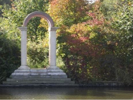 Op het eilandje in het Beatrixpark staat een klassiek gebouwtje. Het lijkt een ruïne of de poort van een oud huis of kasteel. Maar dat is het niet. De kunstenaar Pjotr Müller heeft de poort speciaal zo gemaakt.