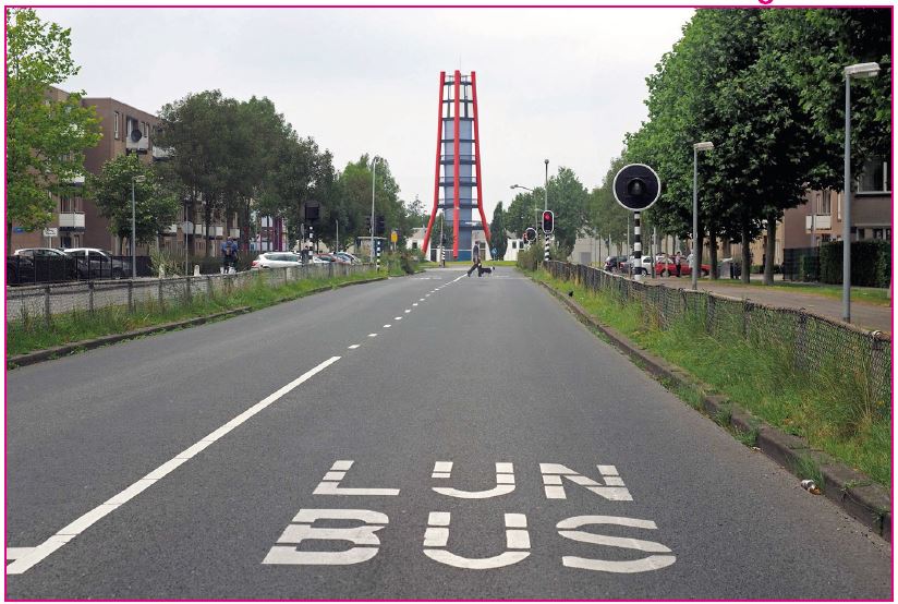 Busbaan in Almere met in de verte de slangentoren